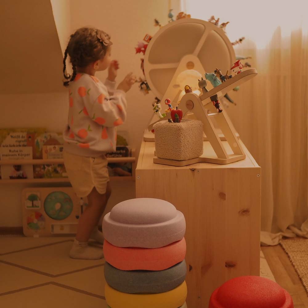 Ein Kind in einem schön aufgeräumten Kinderzimmer danke QueChaLe Riesenrad für Tonies