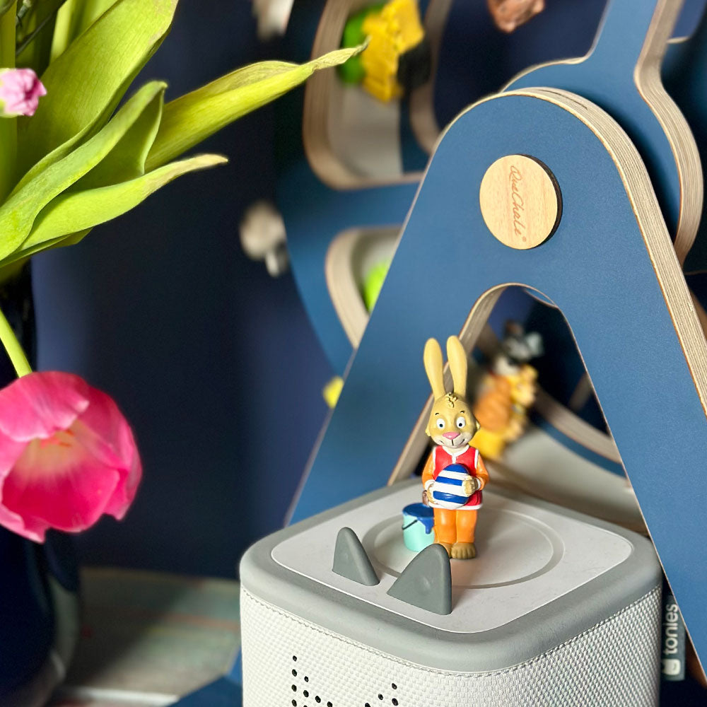 Ein Osterhasen-Tonie auf einer Toniebox auf einem QueChaLe Tonieregal