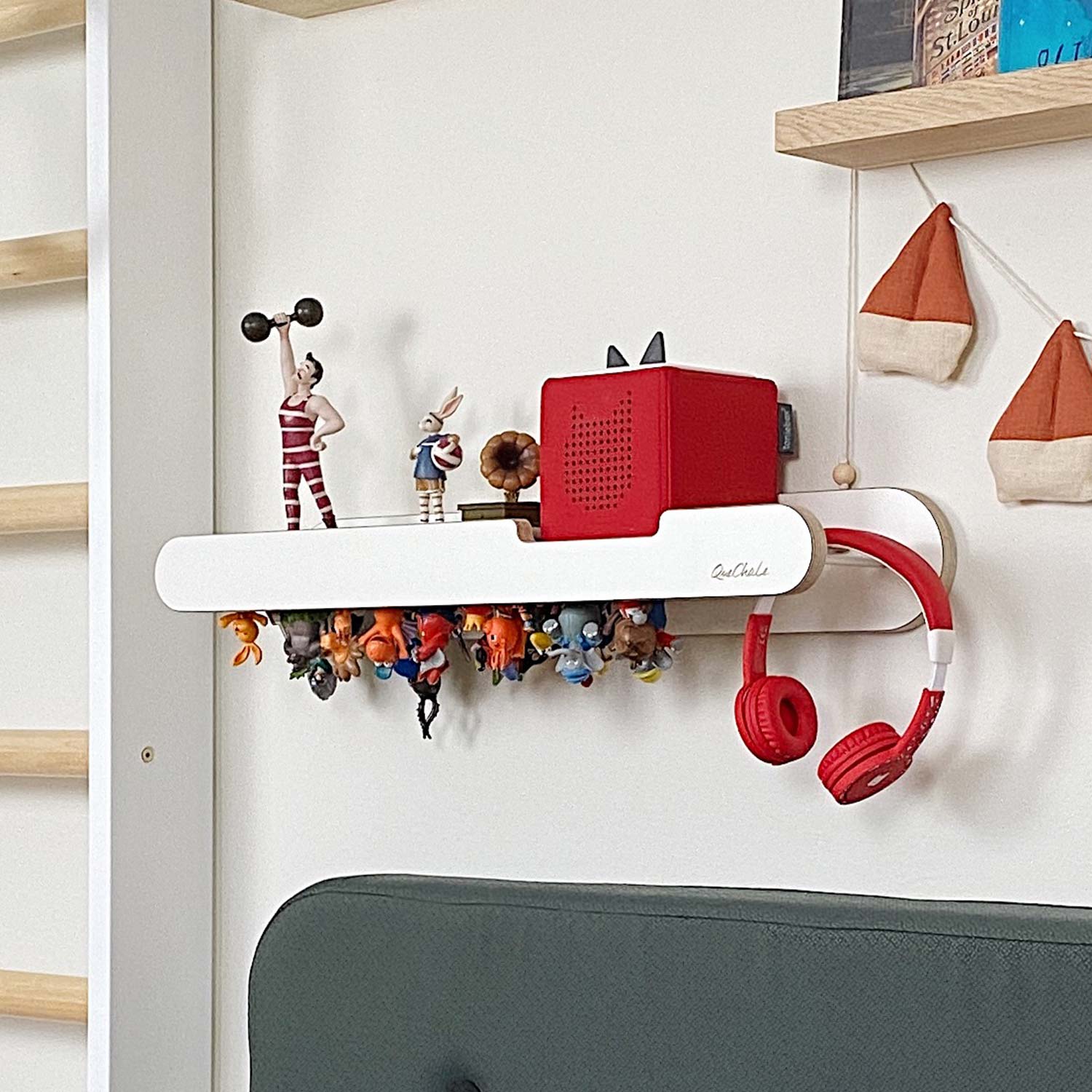 Glück-Auf-Board für 40 tonies® in der Farbe sensational white mit Toniebox 1 und Kopfhörer im Kinderzimmer