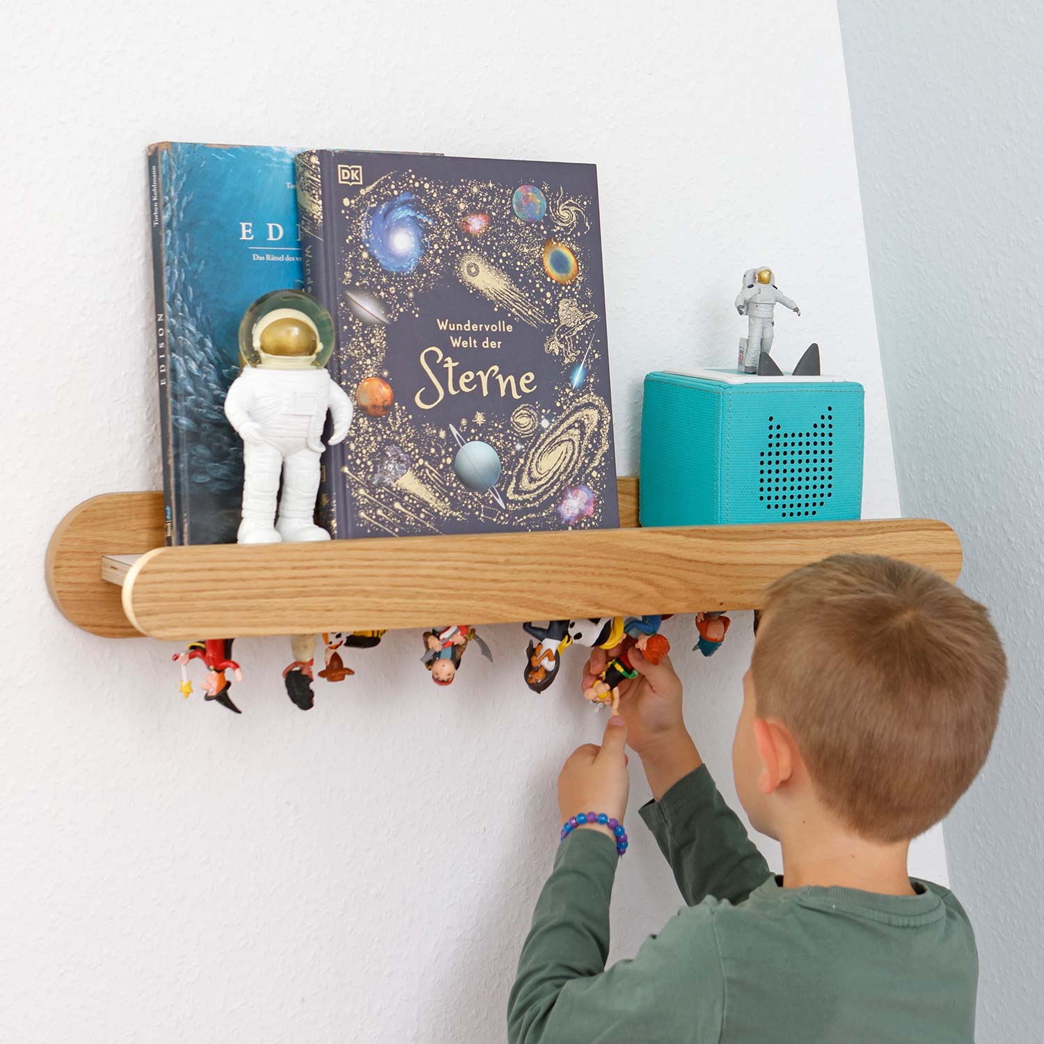 Glück-Auf-Board für 40 tonies® mit Toniebox 1 , Büchern und Kind im Kinderzimmer