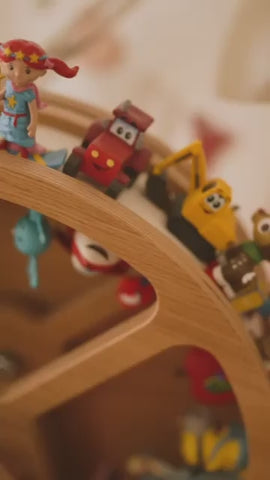 Video laden: Ein Mädchen spielt mit dem Tonie-Regal Glück-auf-Rad in woodlove und verschiedenen Tonie-Figuren in ihrem Kinderzimmer